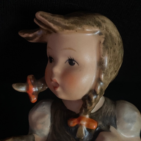 Hummel Little Shopper Figurine - Picture 3 of 6